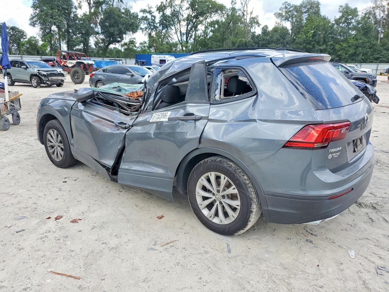 2020 Volkswagen Tiguan S - Фото 2