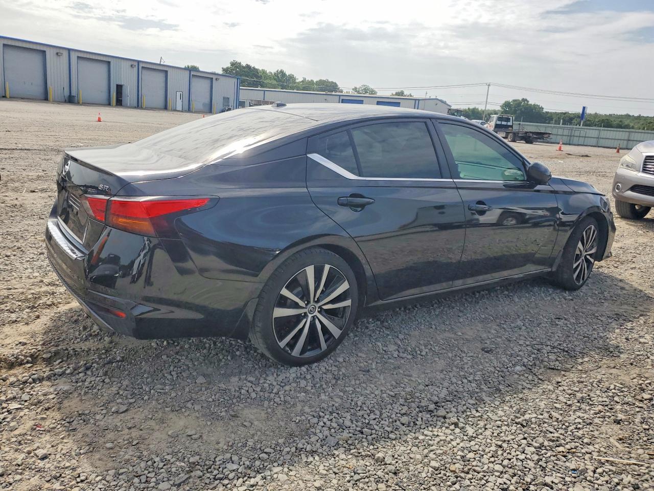 2021 Nissan Altima Sr - Фото 3