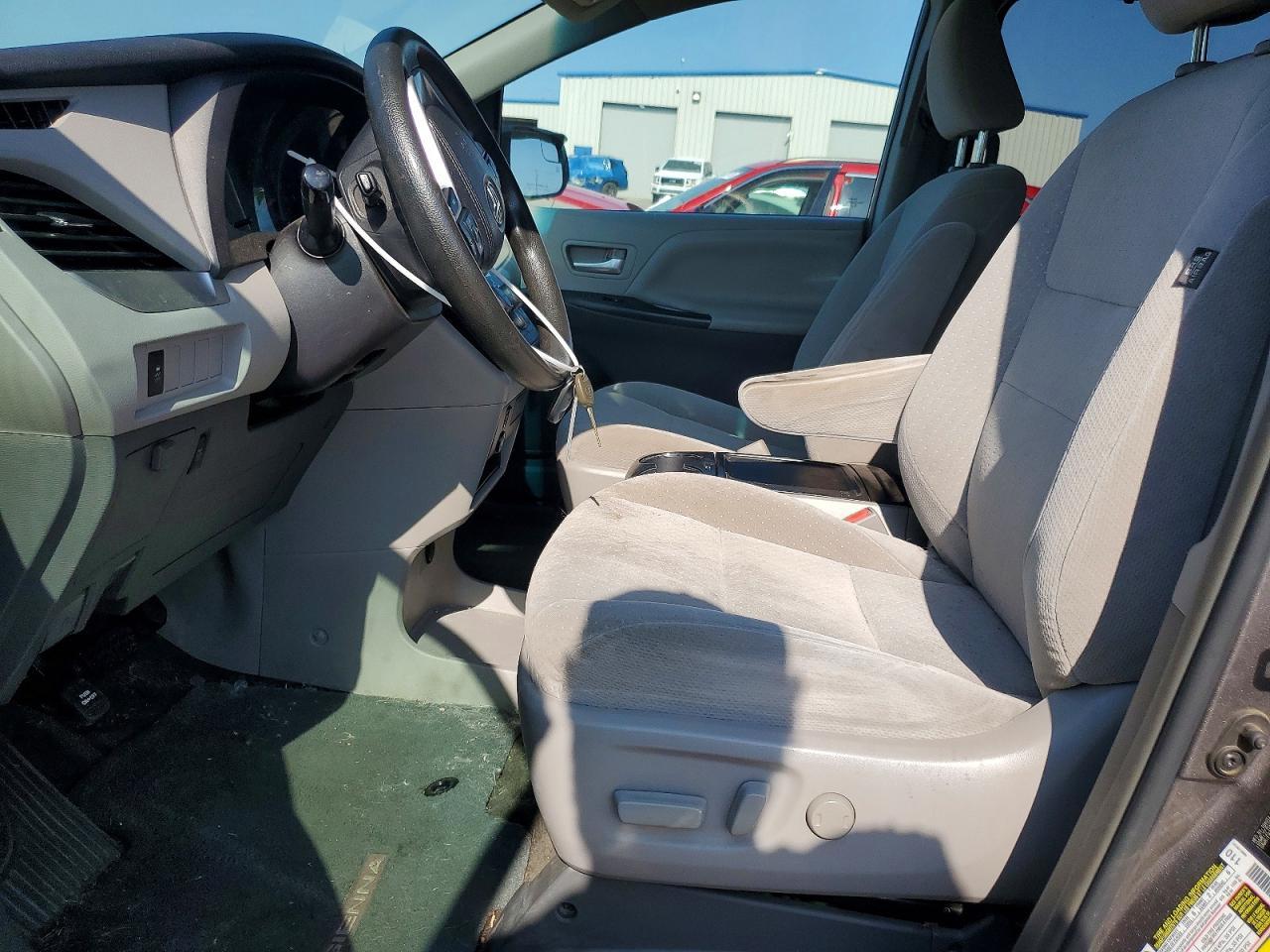 2017 Toyota Sienna Le - Фото 7