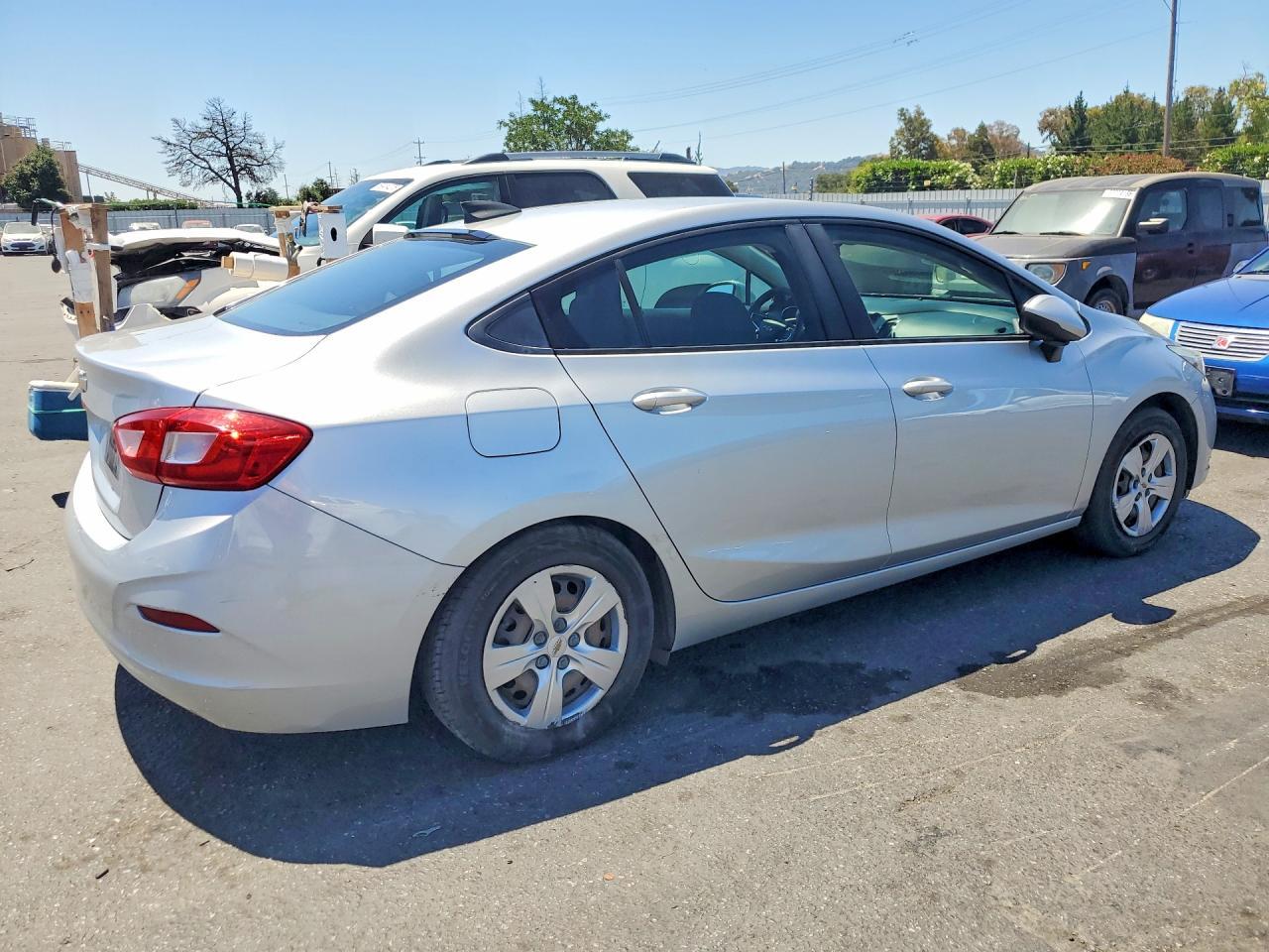 2017 Chevrolet Cruze Ls - Фото 3