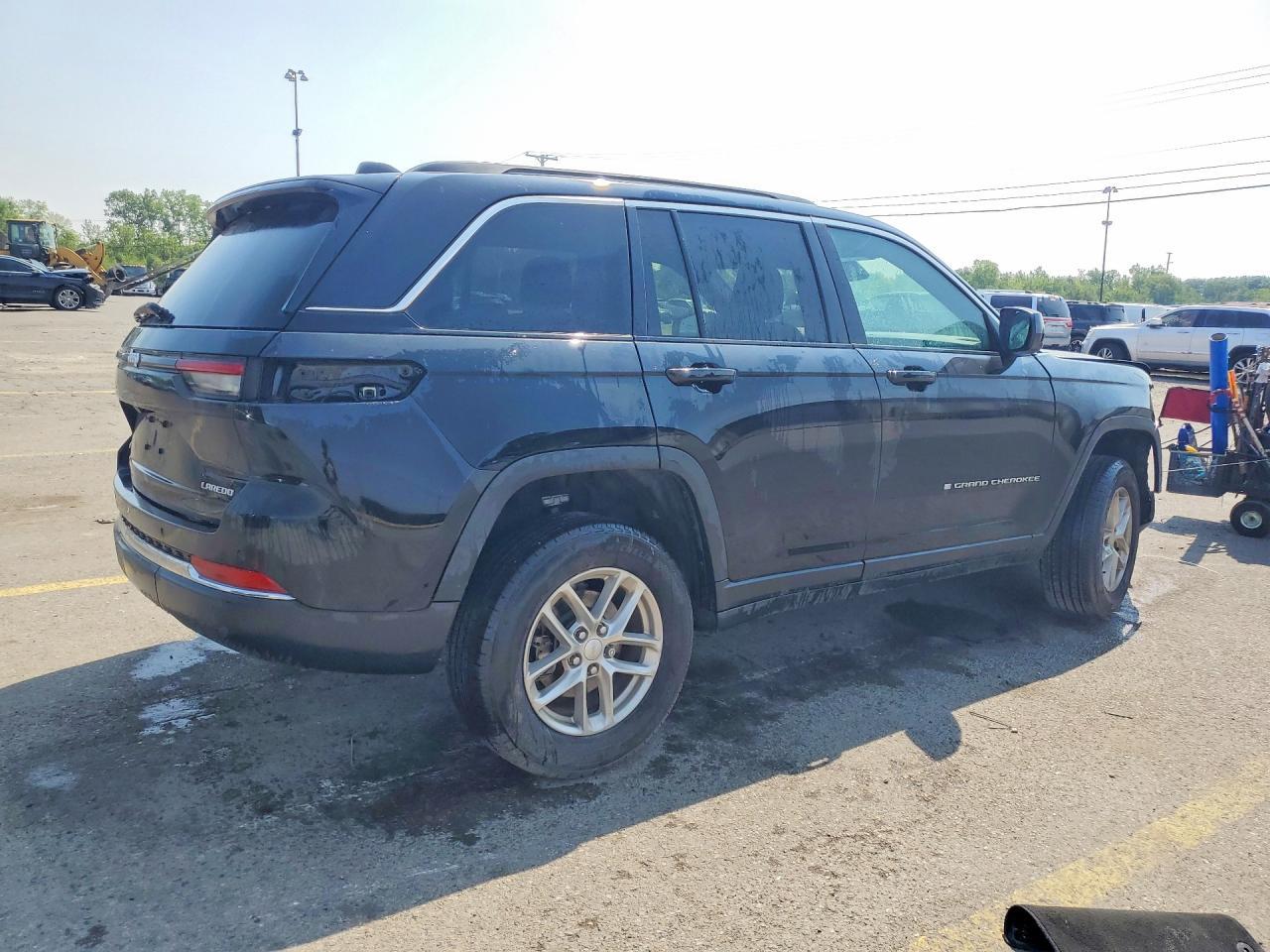2025 Jeep Grand Cherokee Laredo - Image 3