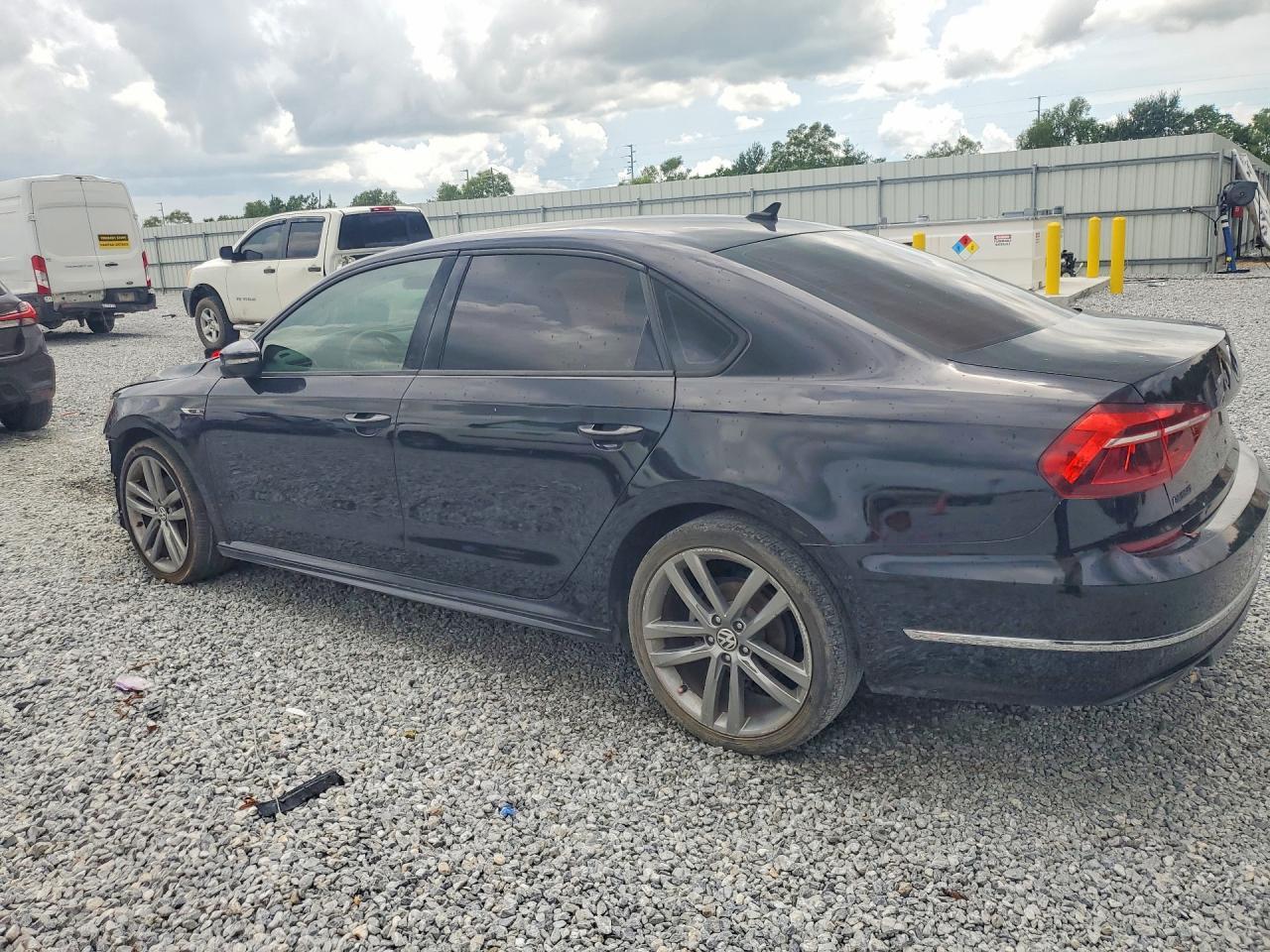 2018 Volkswagen Passat S/R-Line - Image 2