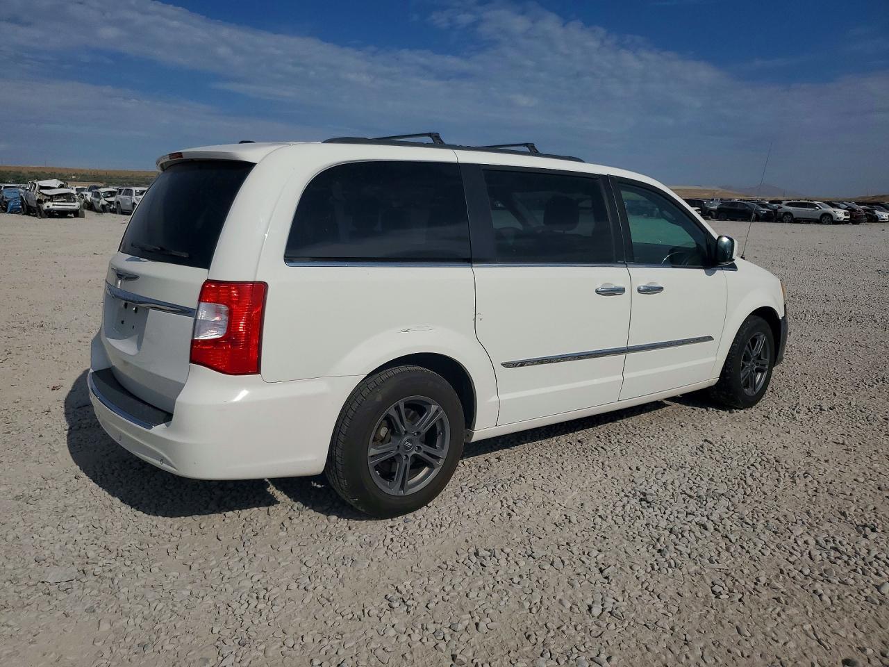 2012 Chrysler Town & Country Touring - Image 3