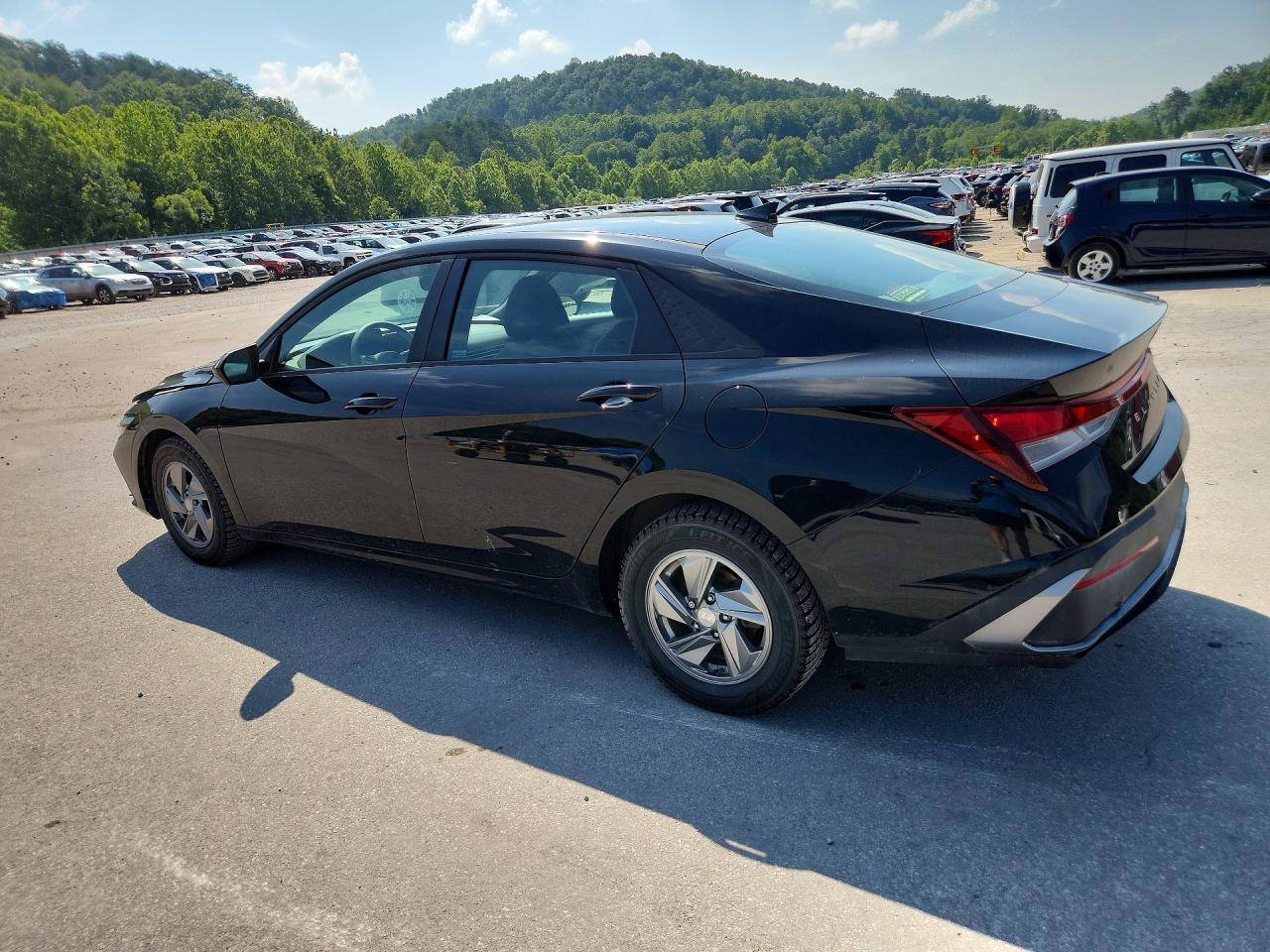 2024 Hyundai Elantra Se - Фото 2