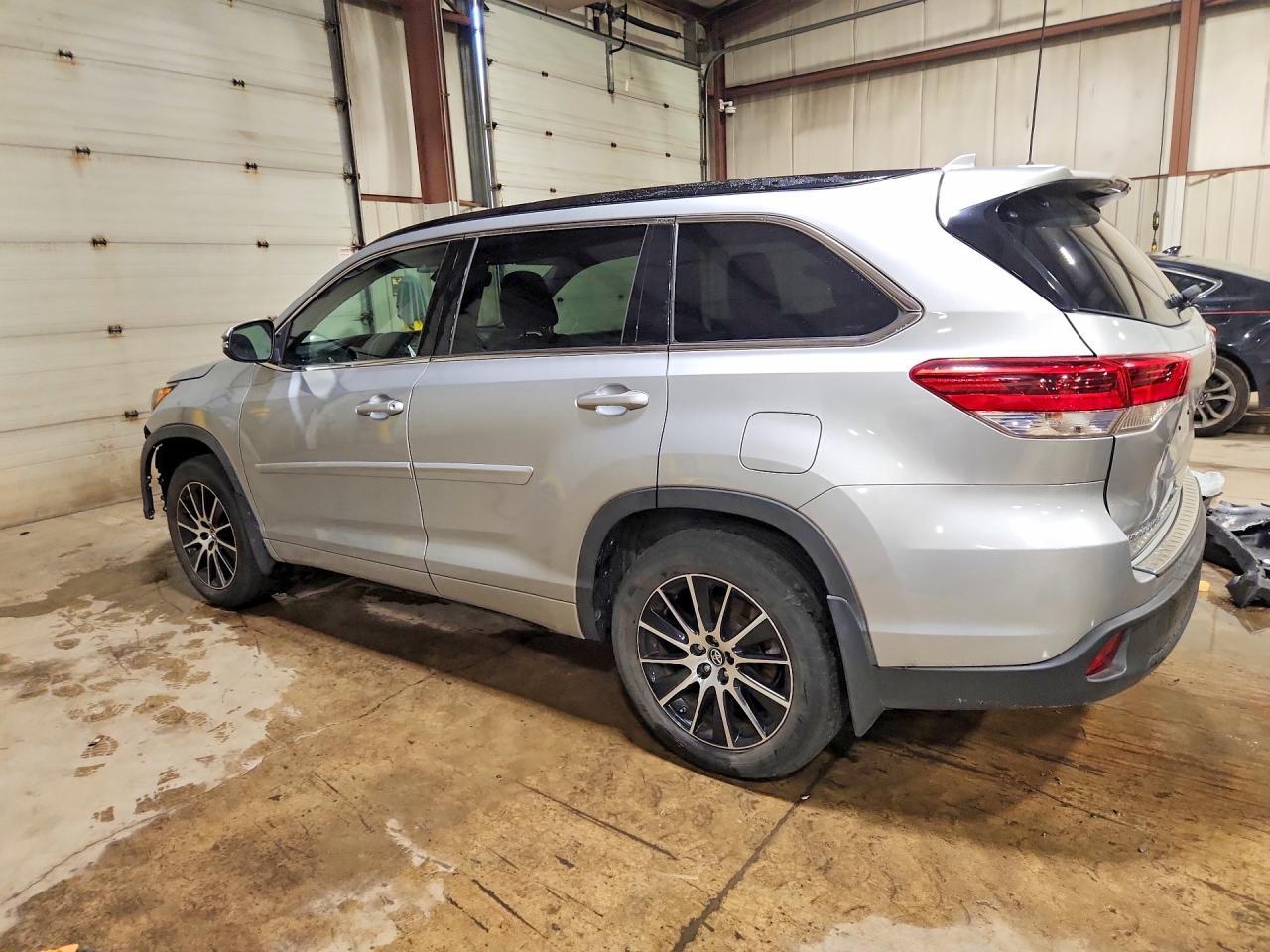 2017 Toyota Highlander Se - Фото 2