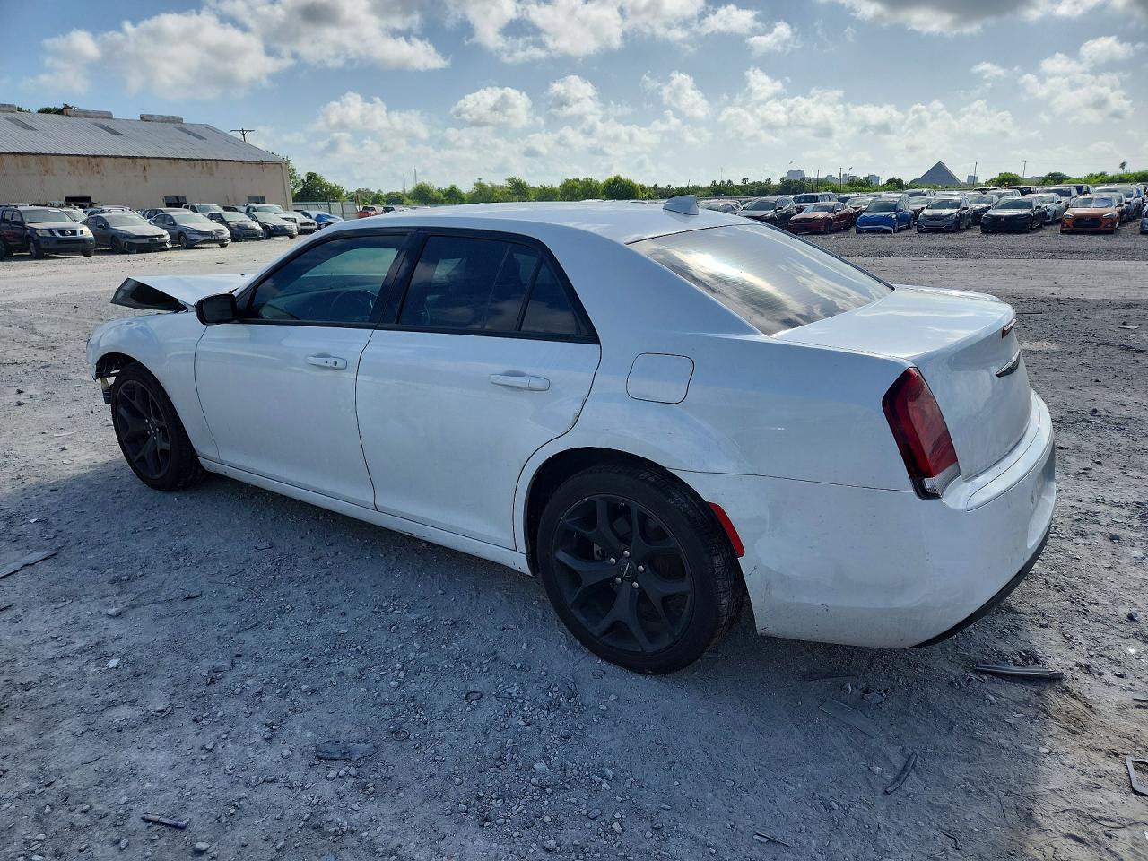 2023 Chrysler 300 Touring - Фото 2