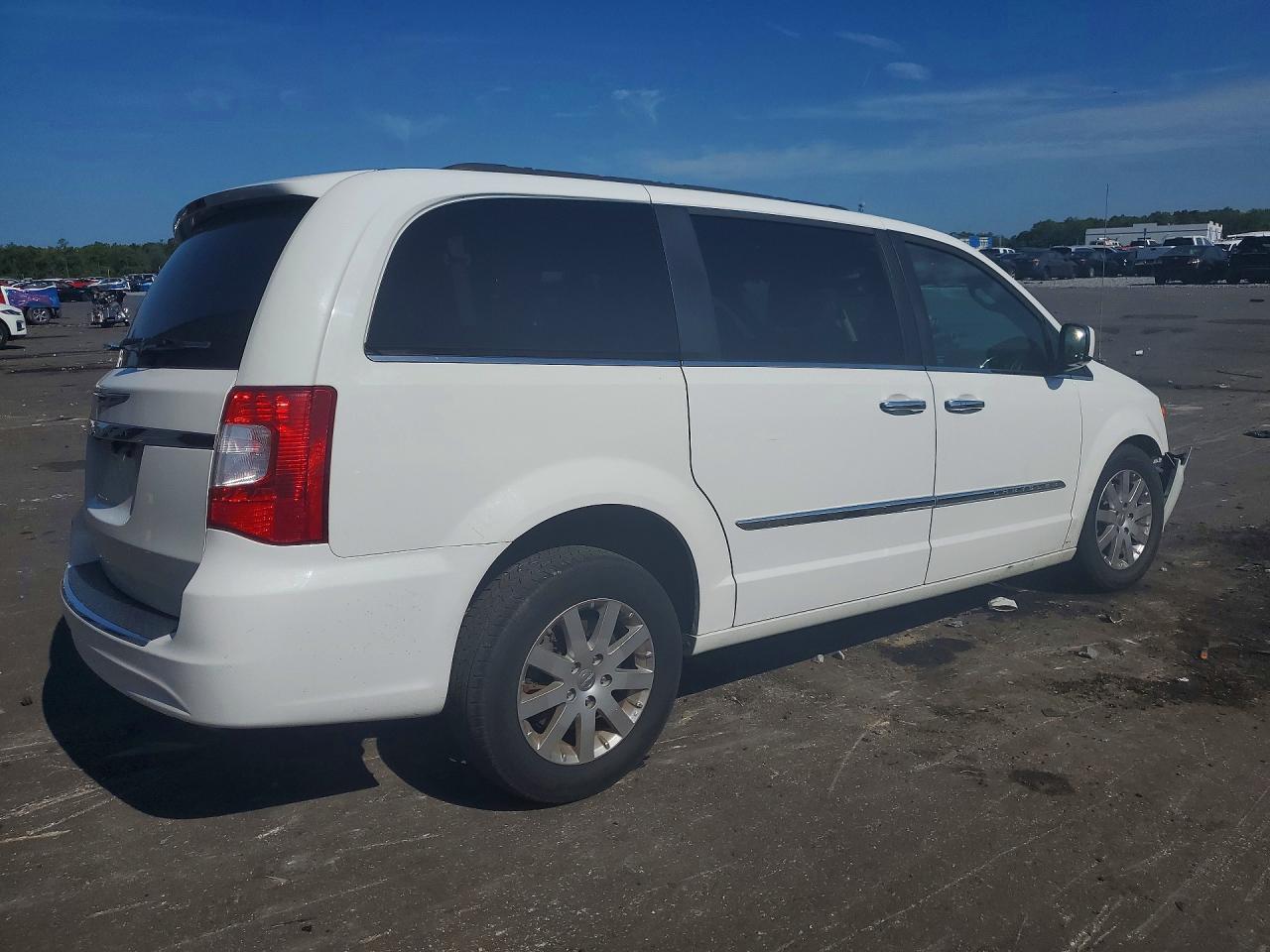 2015 Chrysler Town & Country Touring - Фото 3