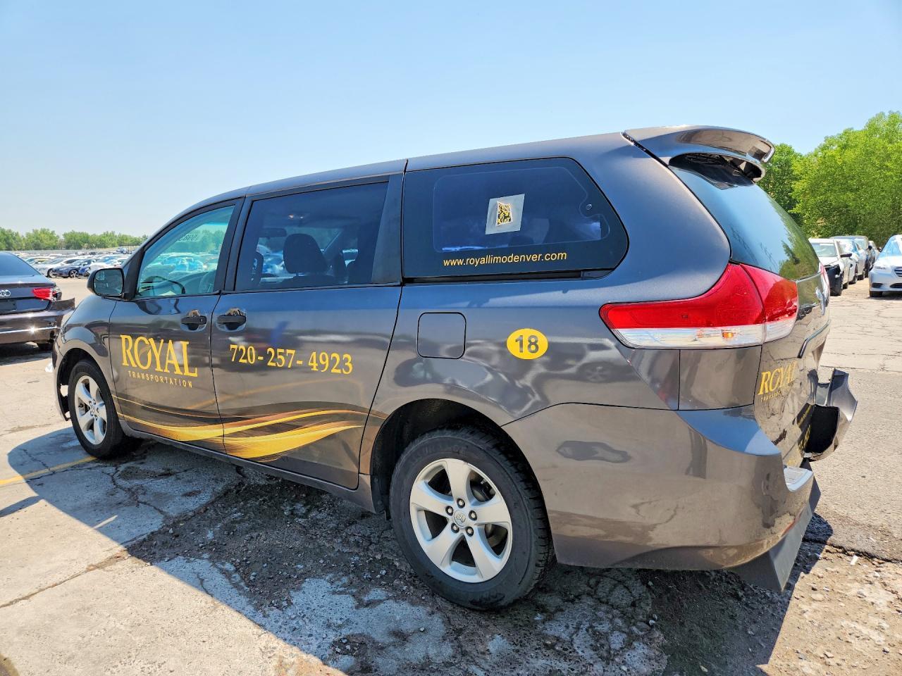2013 Toyota Sienna L 7-Passenger - Фото 2