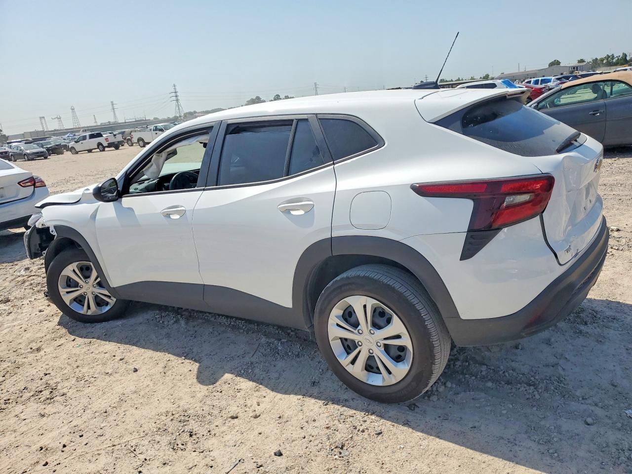2026 Chevrolet Trax Ls - Фото 2