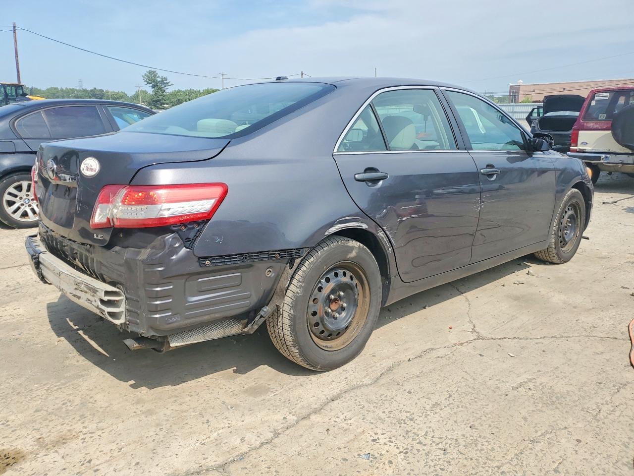 2011 Toyota Camry Le - Фото 3