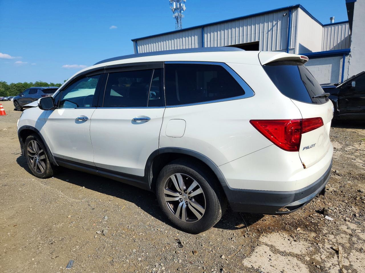 2018 Honda Pilot Touring - Image 2