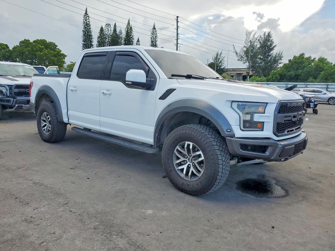 2017 Ford F150 Raptor - Фото 4