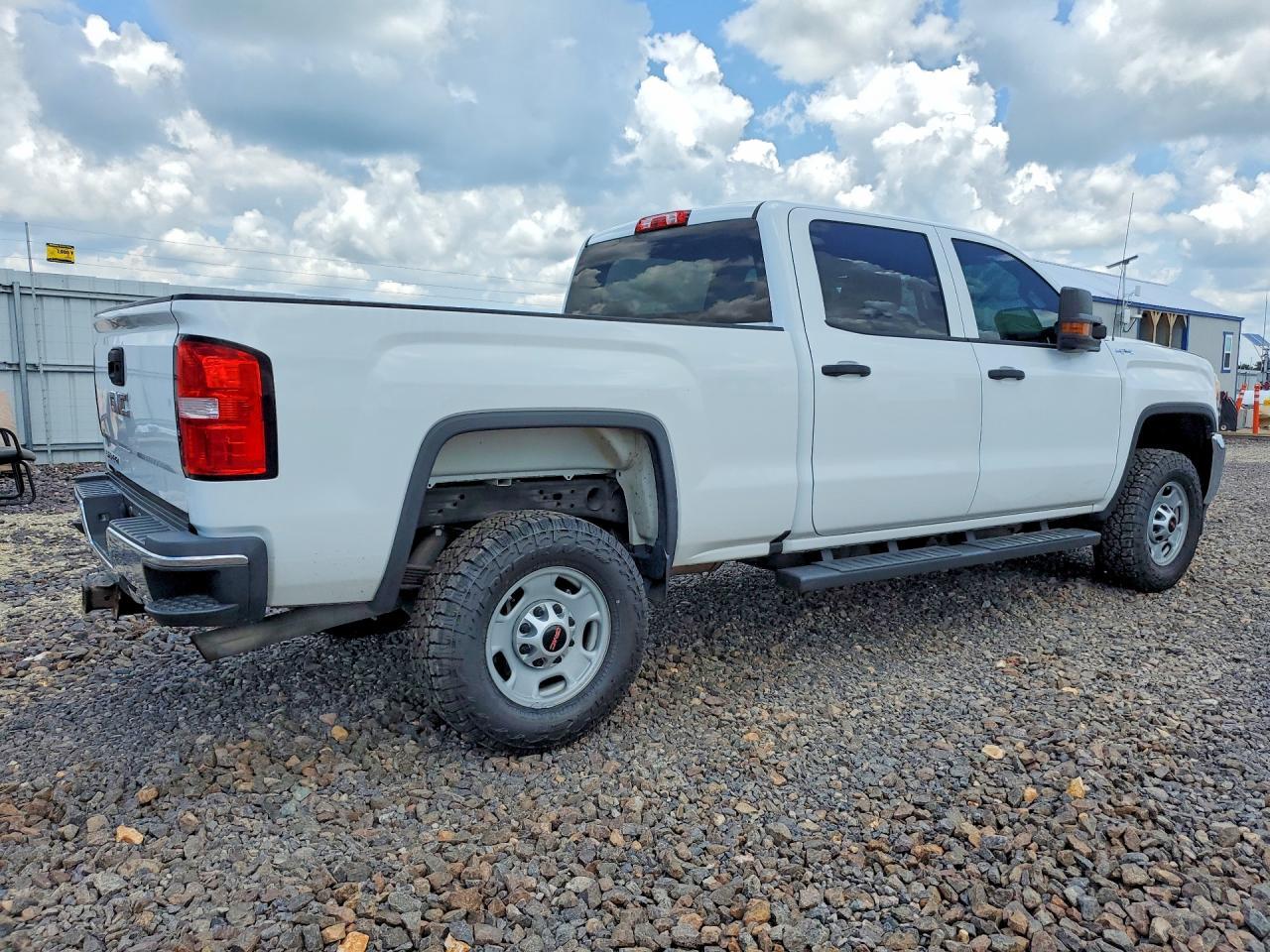 2018 GMC Sierra K2500 Heavy Duty - Image 3