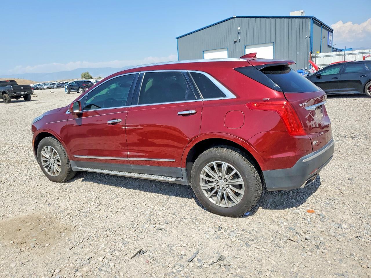 2017 Cadillac Xt5 Luxury - Image 2