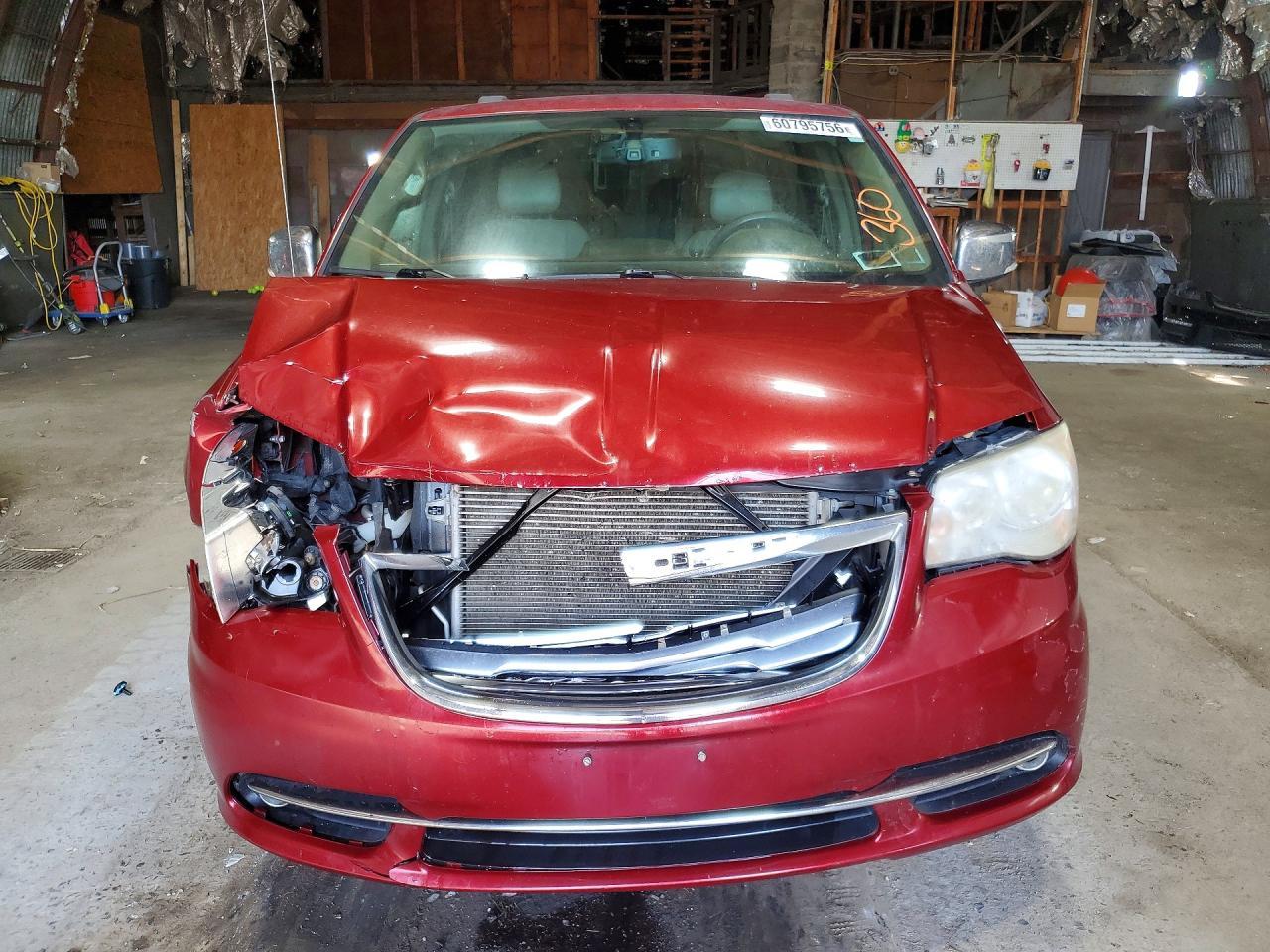 2013 Chrysler Town & Country Touring L - Фото 5