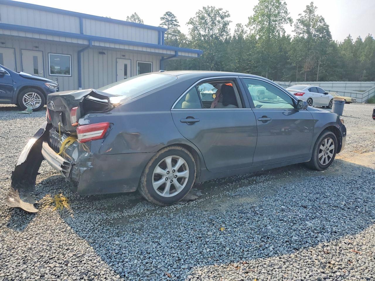 2011 Toyota Camry Le - Фото 3