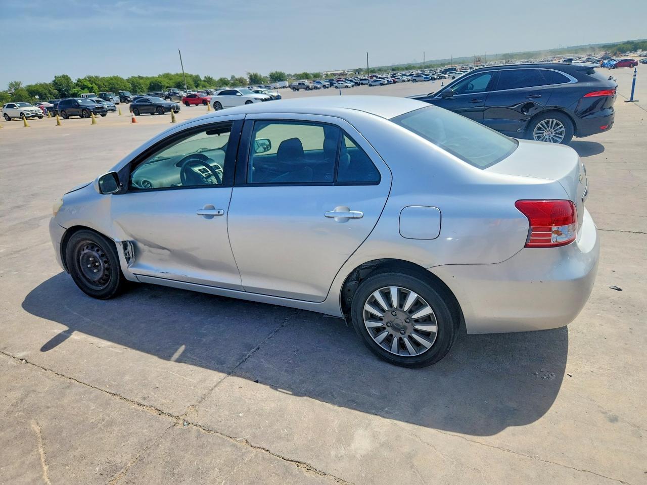 2012 Toyota Yaris - Image 2