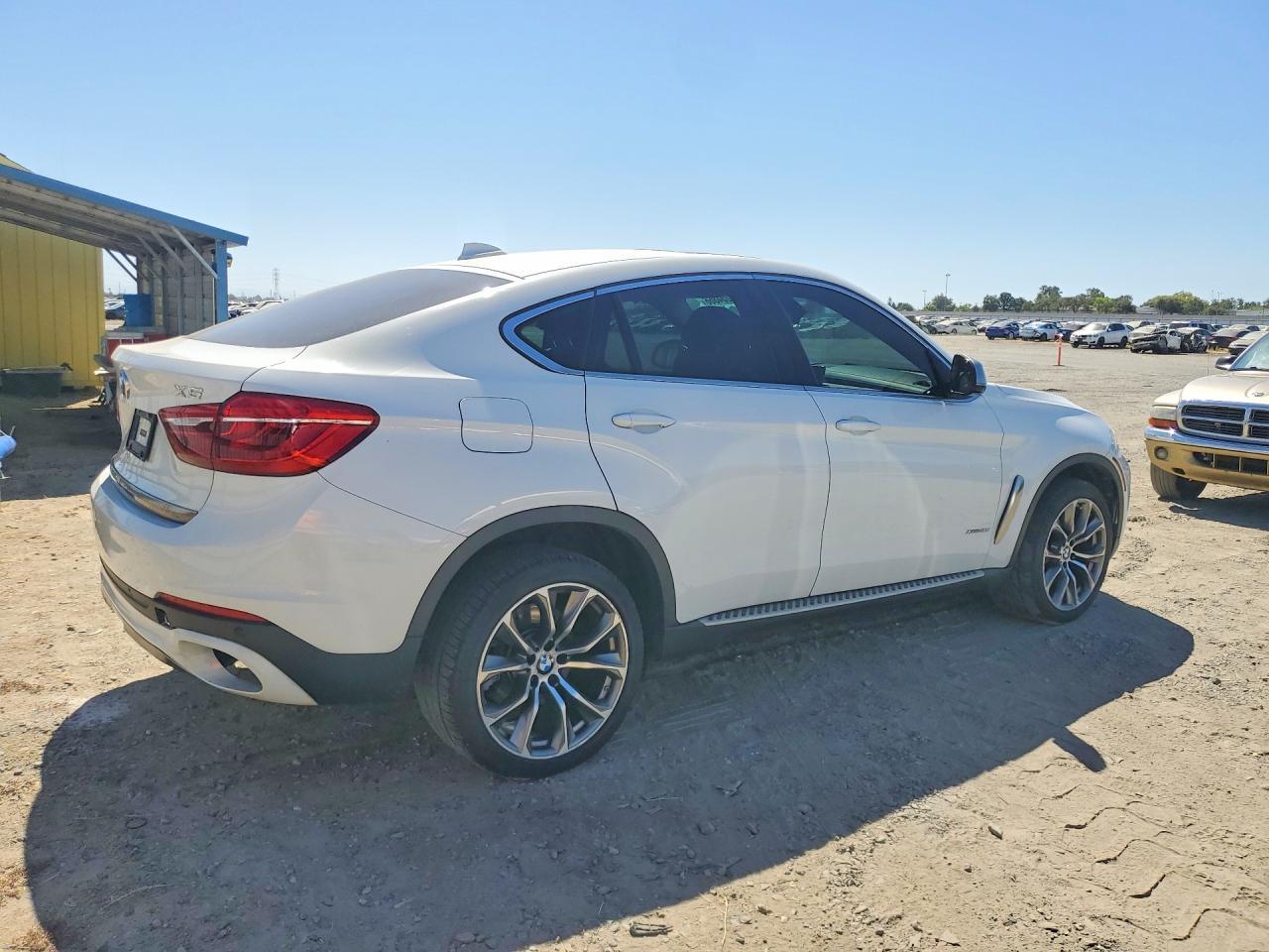 2016 BMW X6 xDrive50I - Фото 3