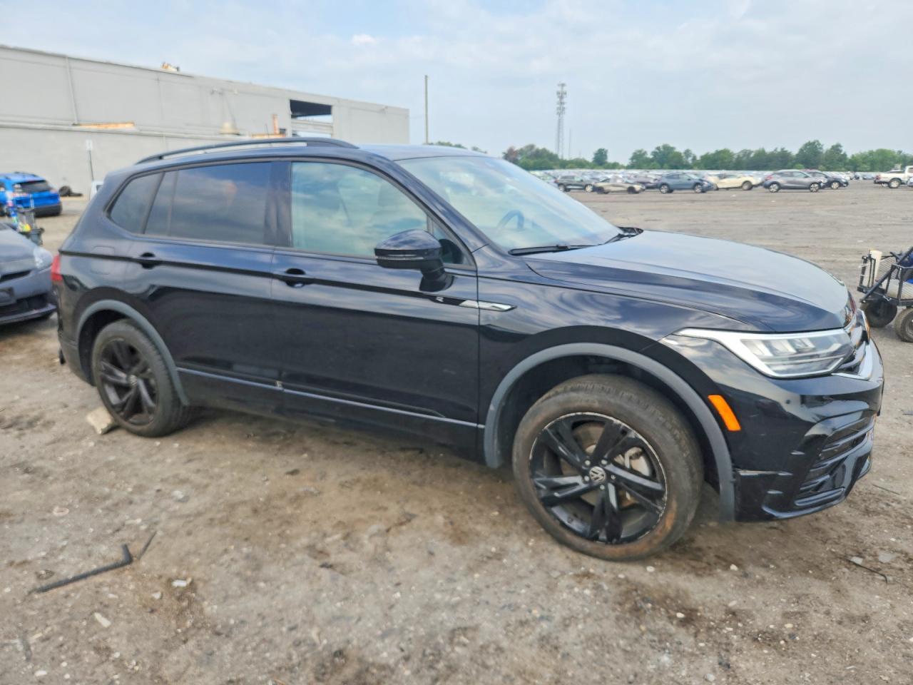 2023 Volkswagen Tiguan Se R-Line Black - Image 4