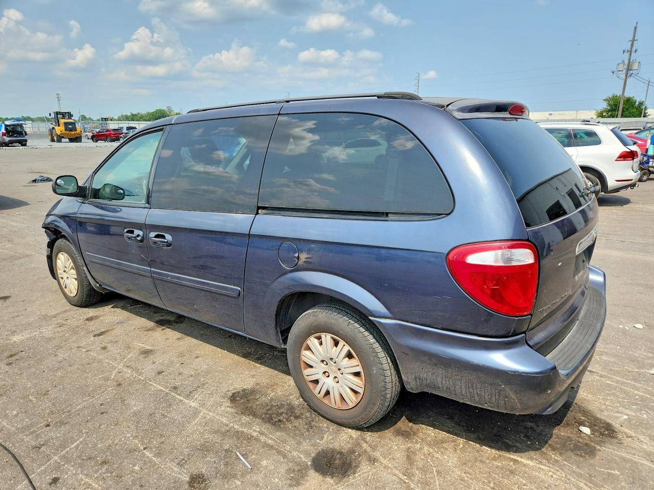 2007 Chrysler Town & Country Lx - Image 2