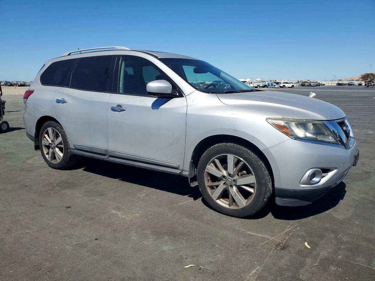 2014 Nissan Pathfinder S - Image 4