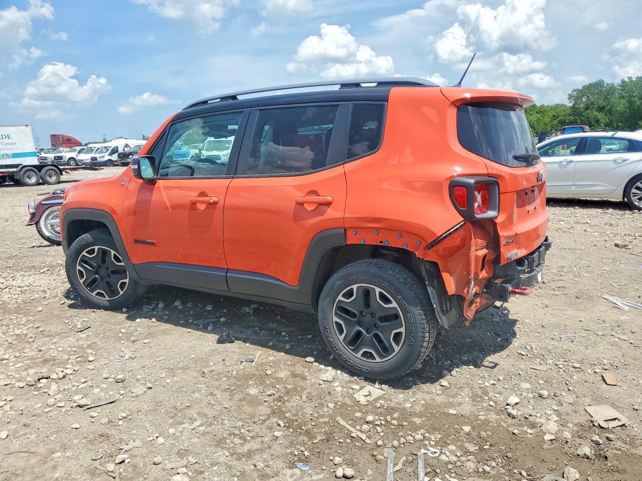 2015 Jeep Renegade Trailhawk - Image 2
