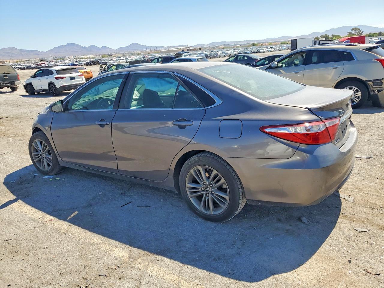 2016 Toyota Camry Se - Фото 2