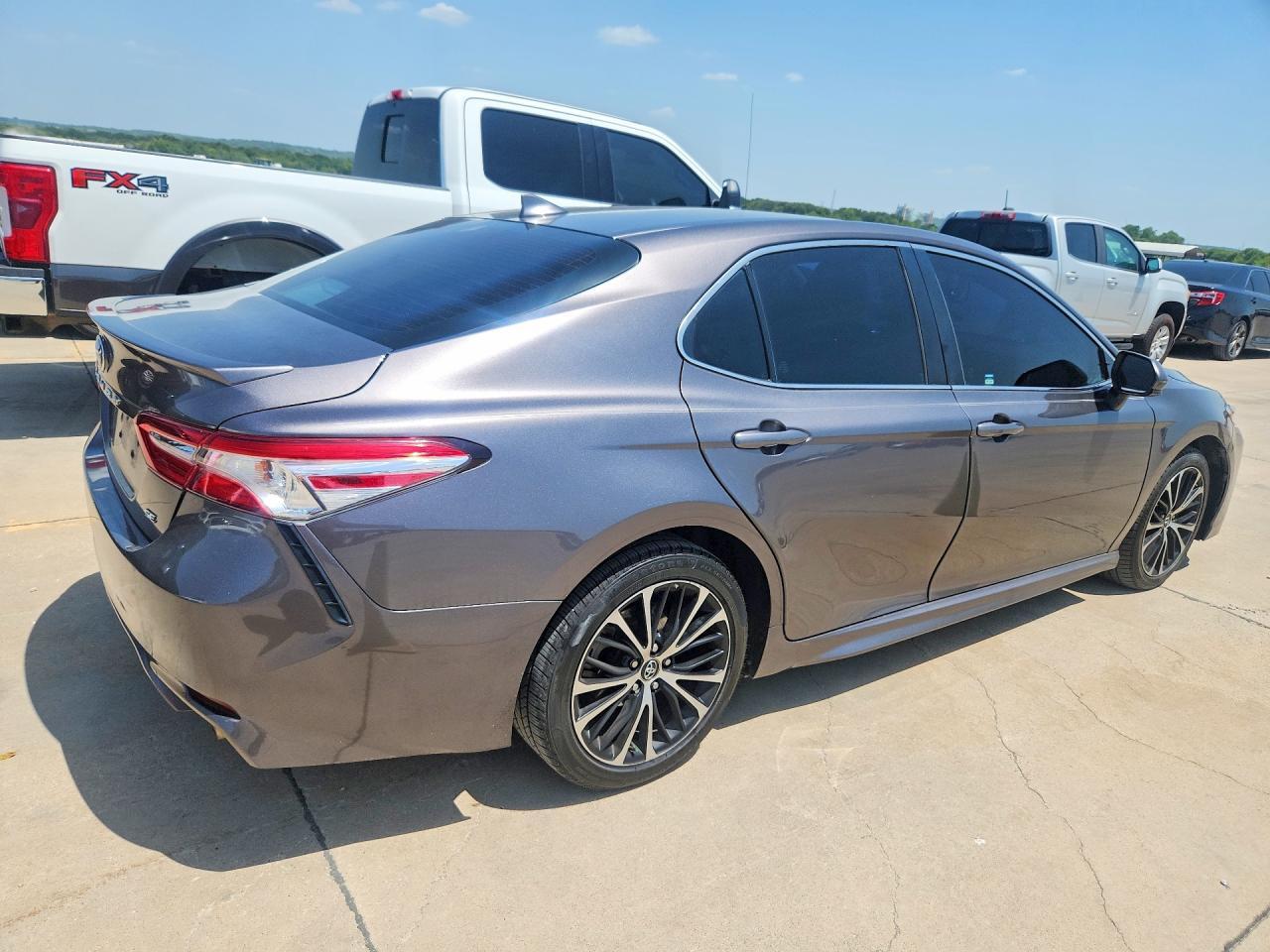 2020 Toyota Camry Se - Фото 3