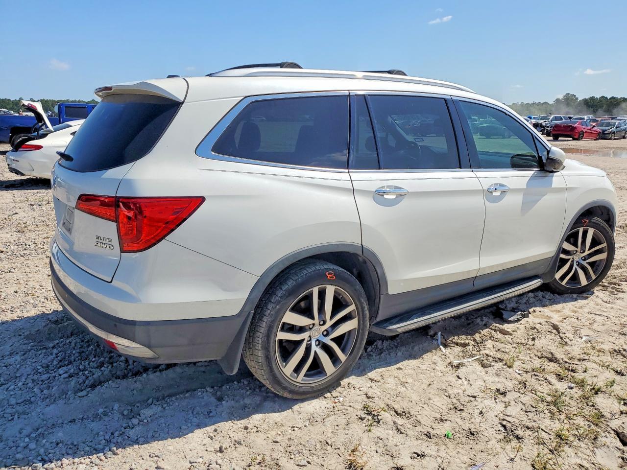 2017 Honda Pilot Elite - Image 3