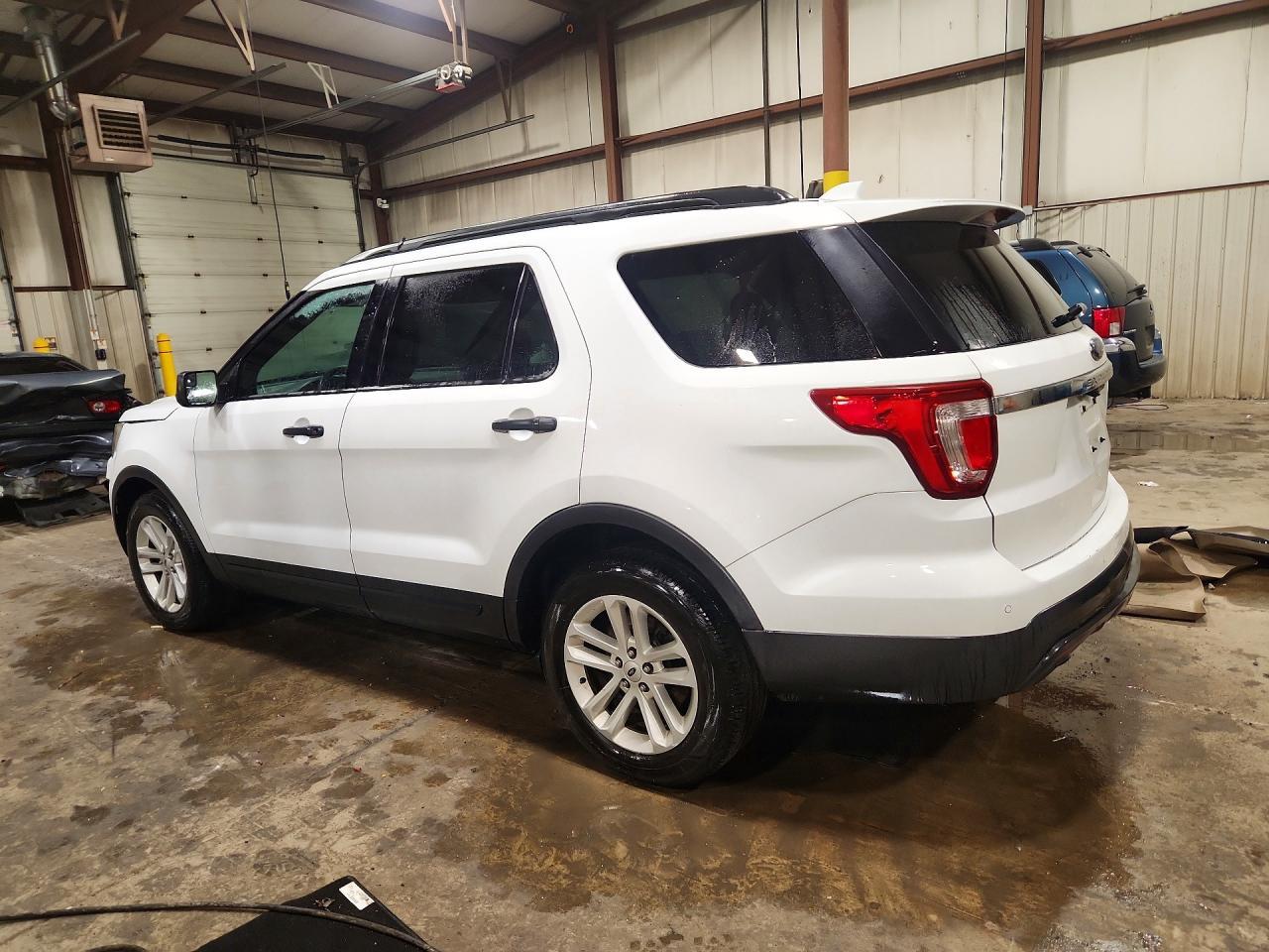 2017 Ford Explorer - Фото 2