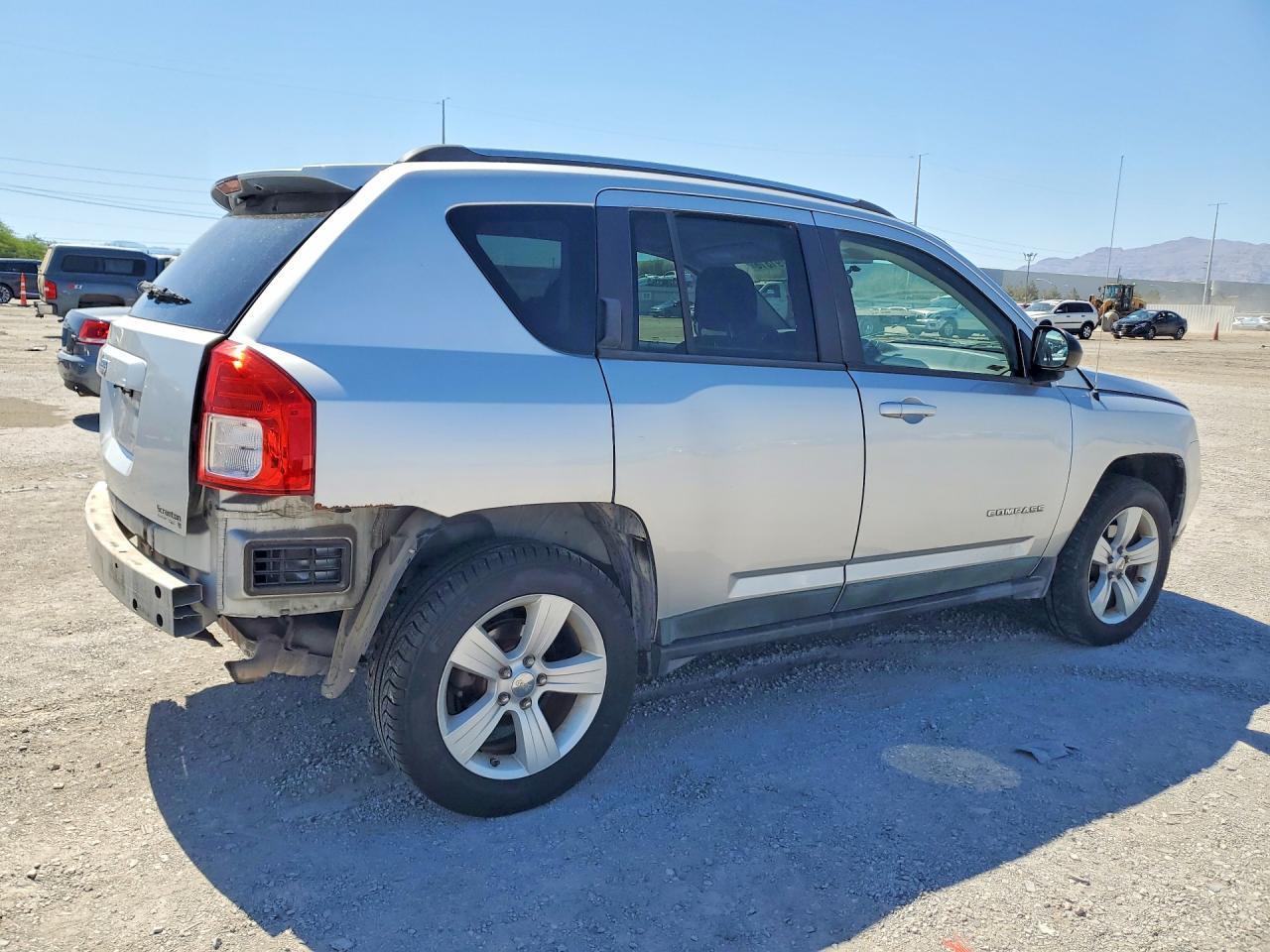 2011 Jeep Compass Sport - Фото 3