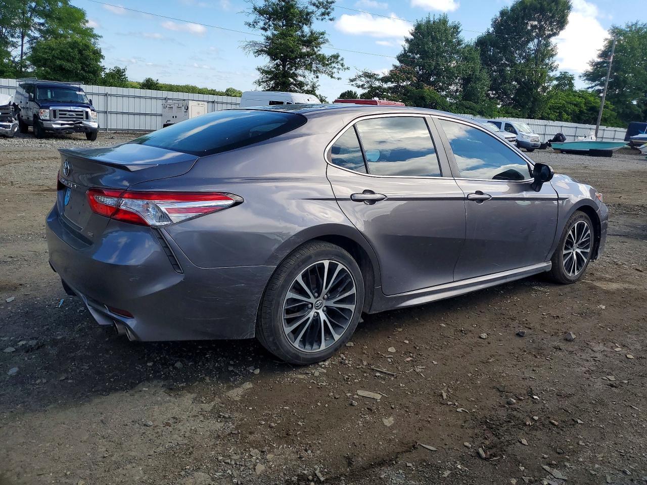 2018 Toyota Camry Se - Фото 3
