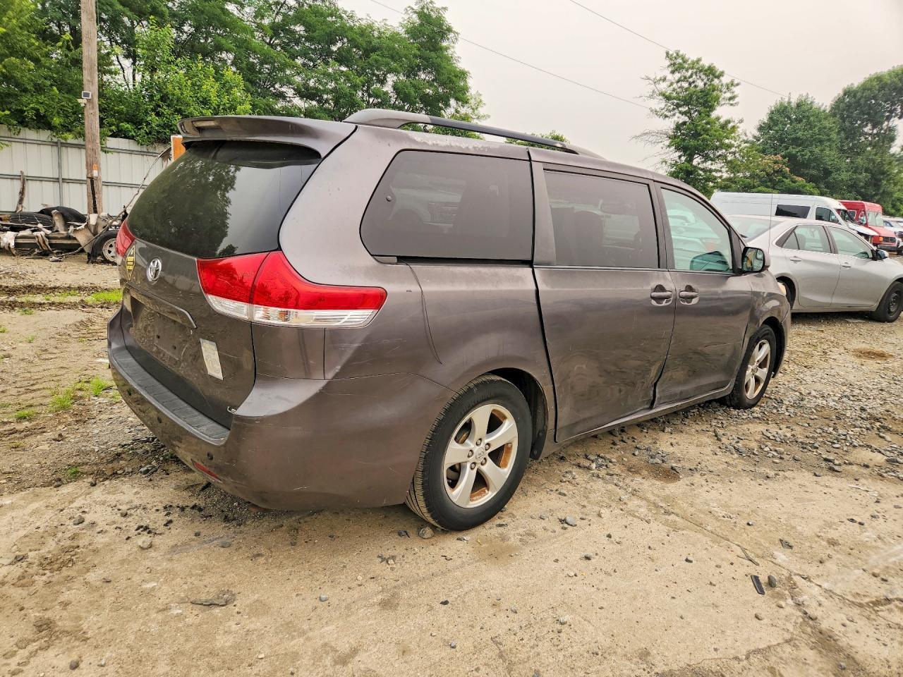 2013 Toyota Sienna - Фото 3