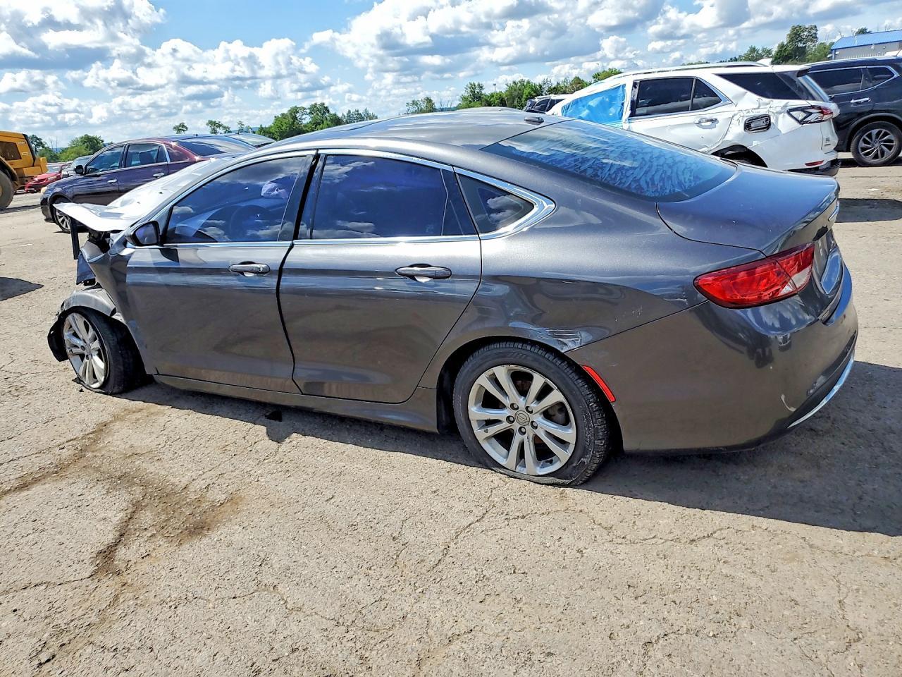 2015 Chrysler 200 Limited - Фото 2