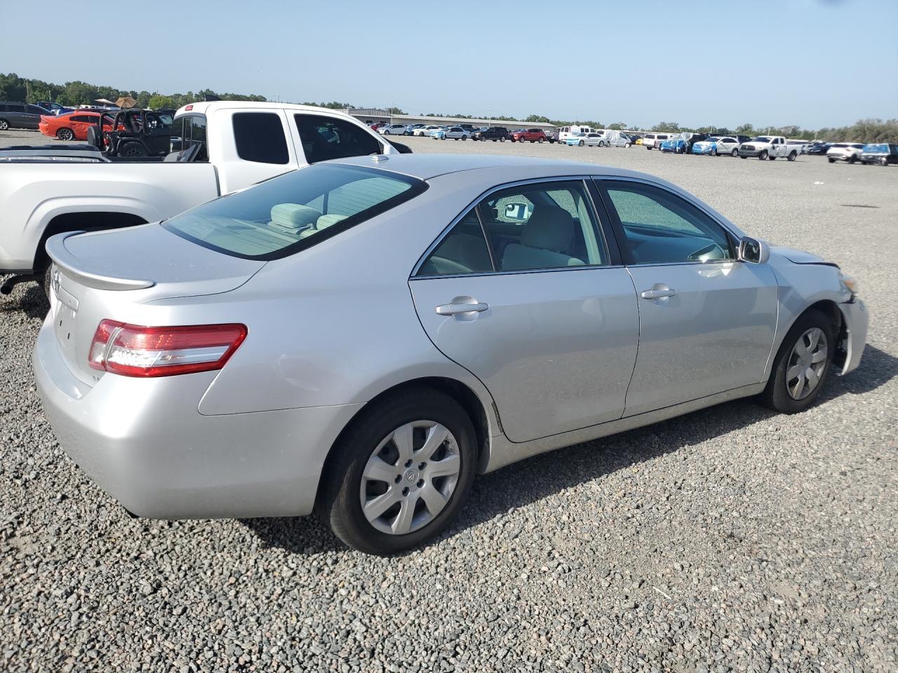 2011 Toyota Camry Le - Фото 3