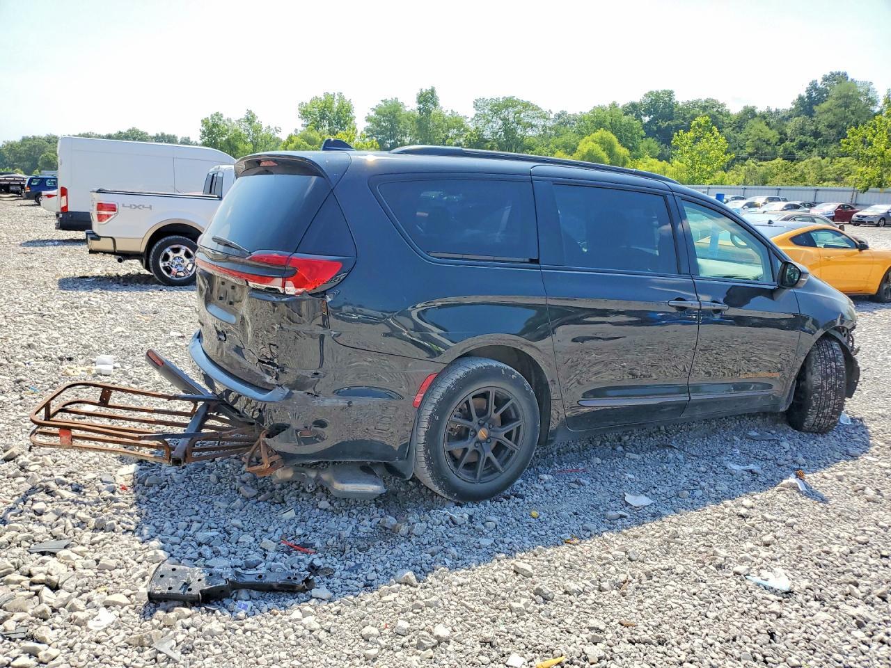 2023 Chrysler Pacifica Touring L - Image 3