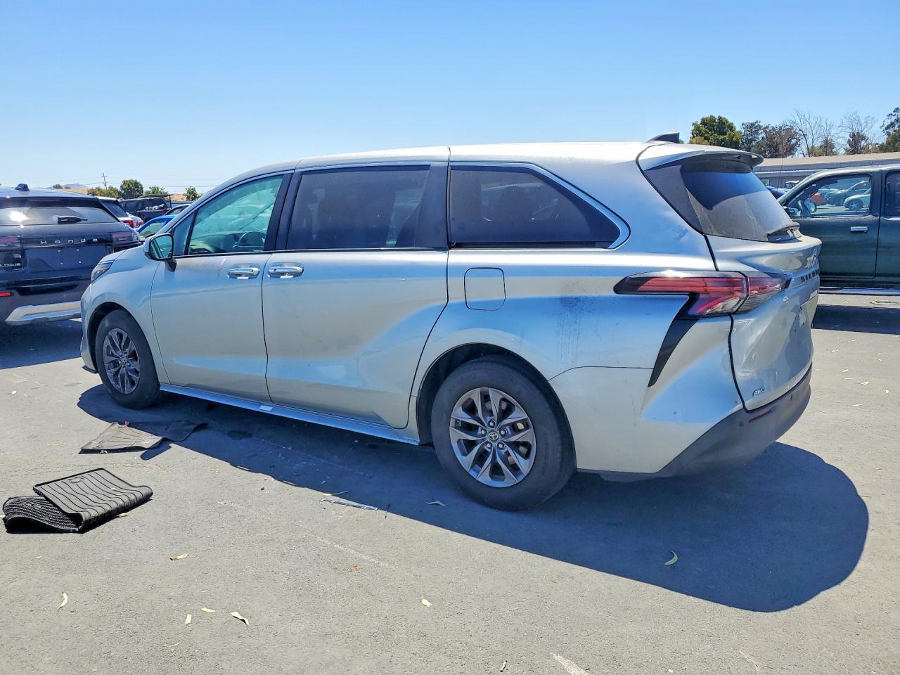 2021 Toyota Sienna Xle - Фото 2