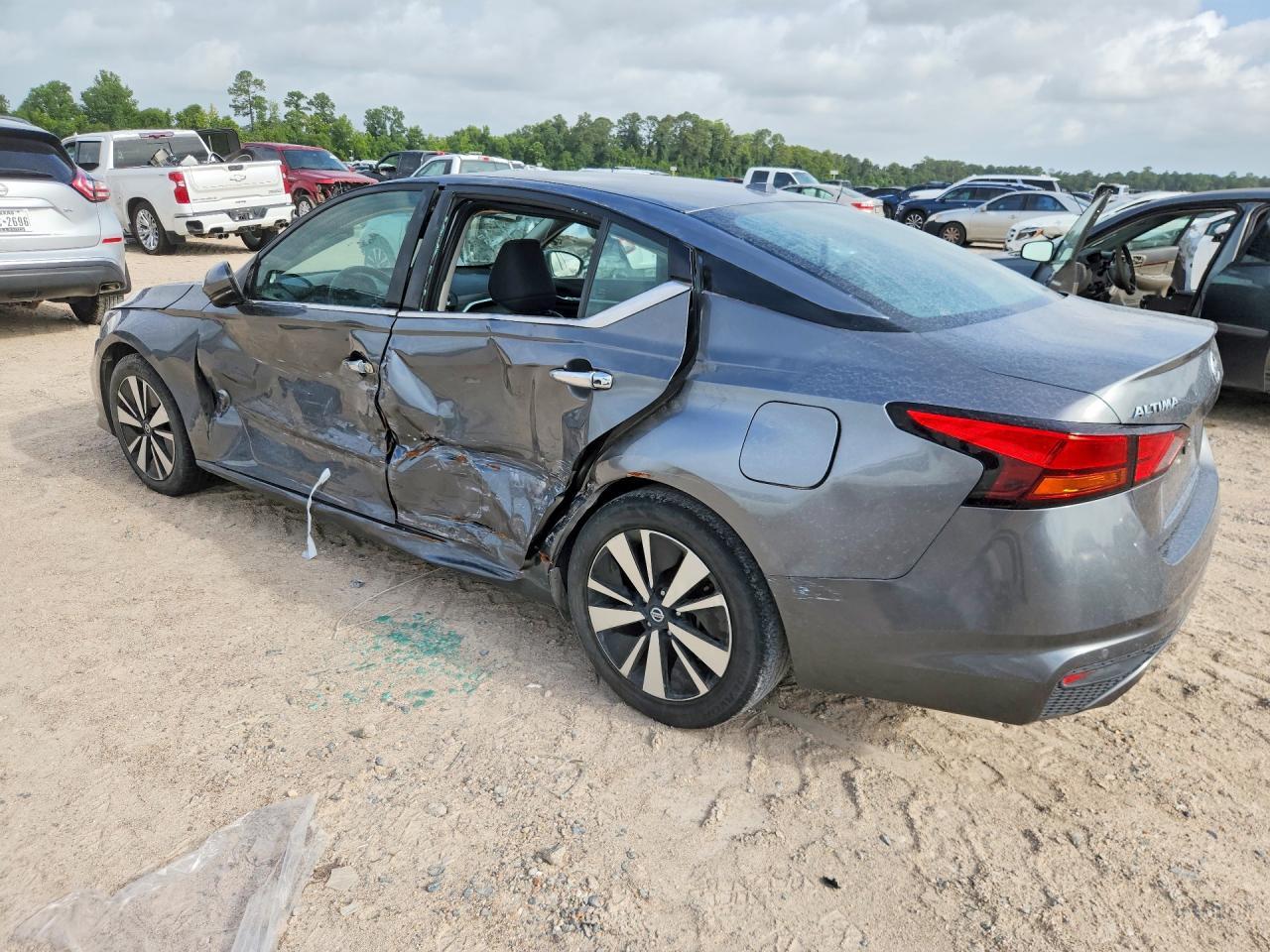 2019 Nissan Altima Sl - Image 2