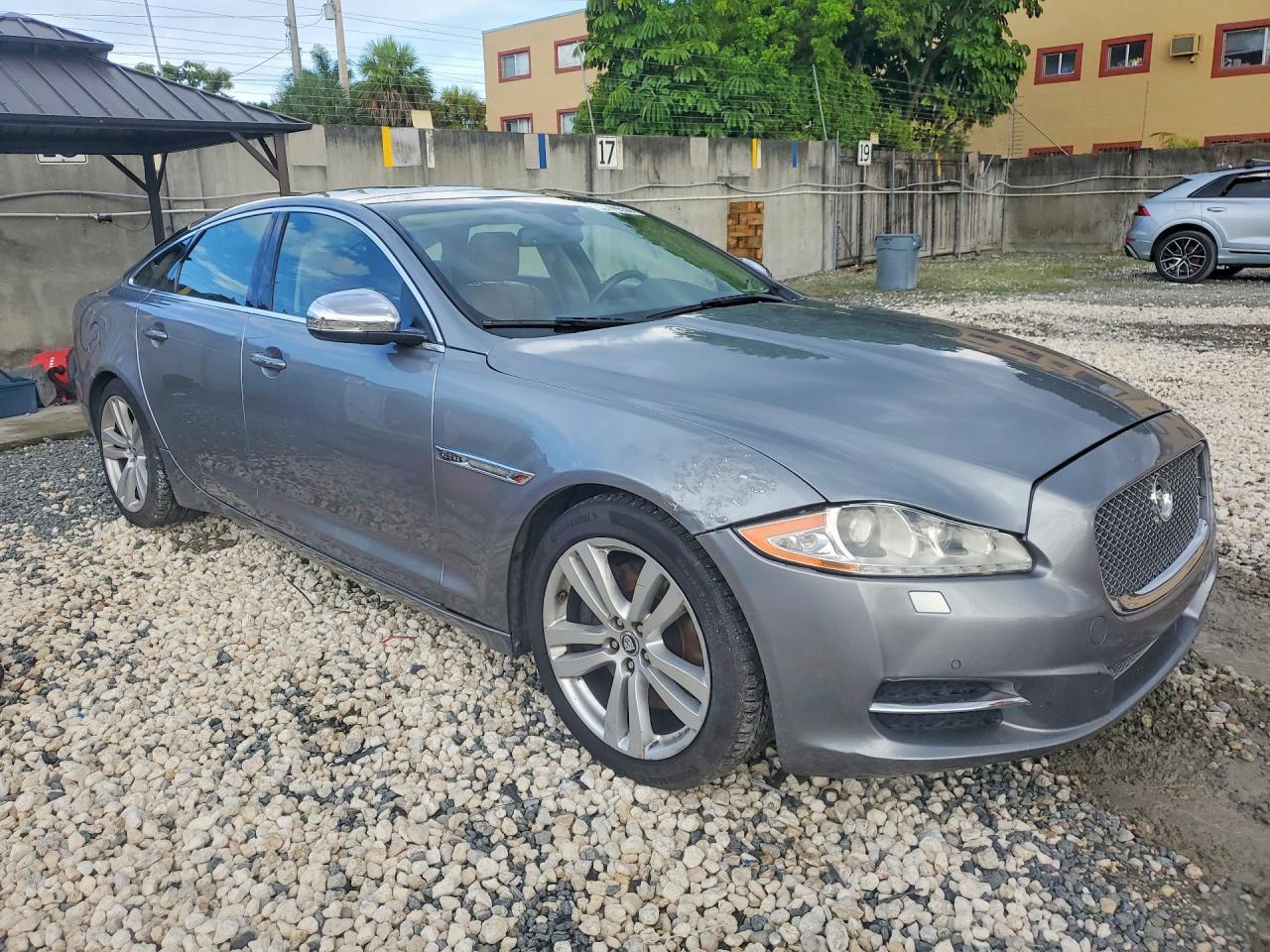 2013 Jaguar Xj - Image 4