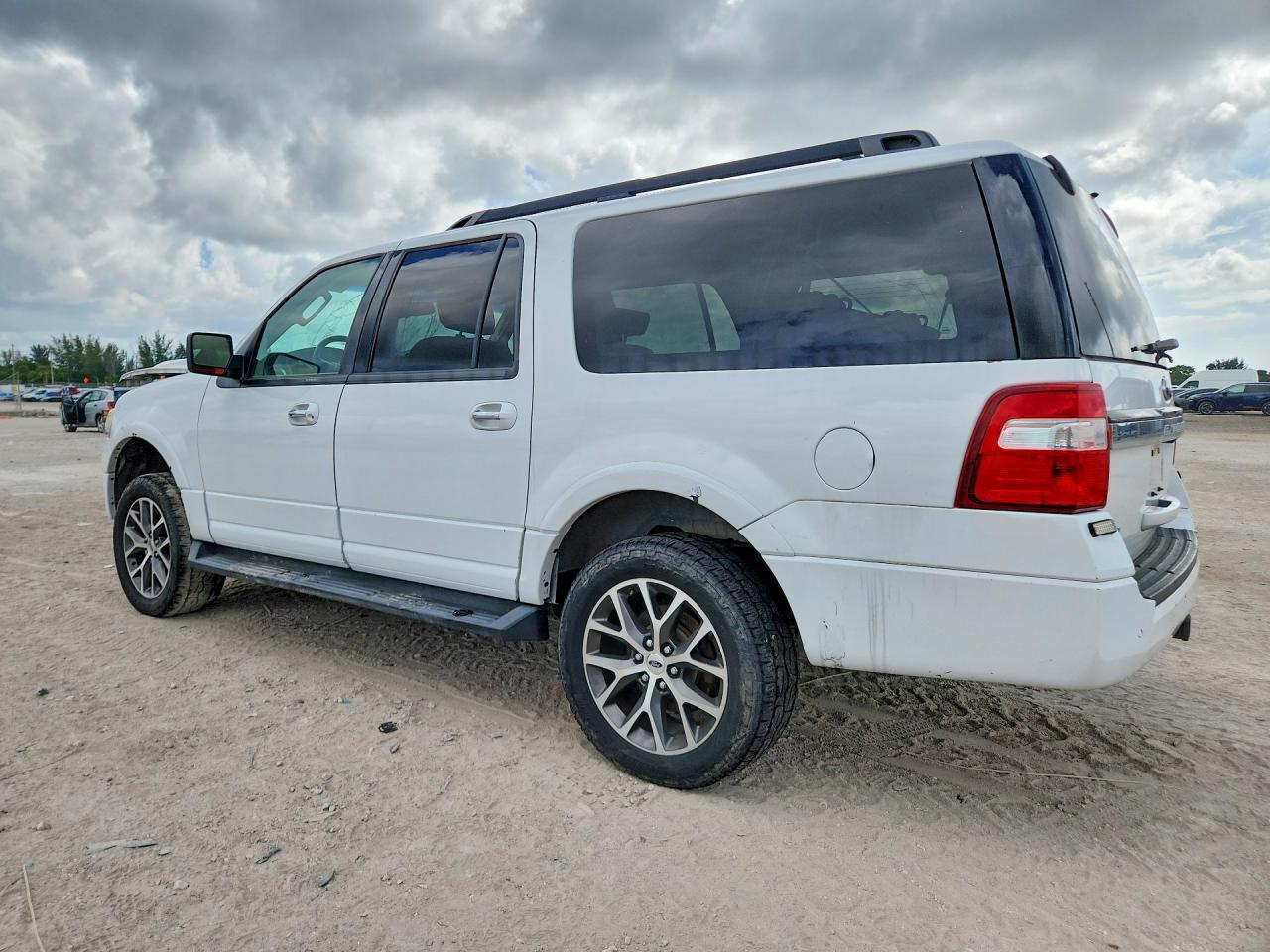 2017 Ford Expedition El Xlt - Image 2