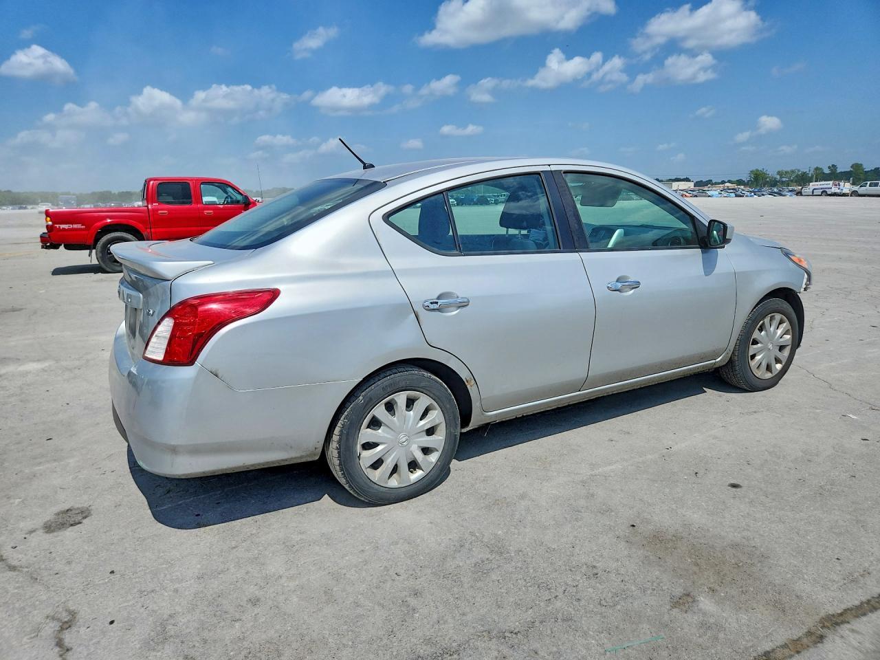 2018 Nissan Versa Sv - Image 3
