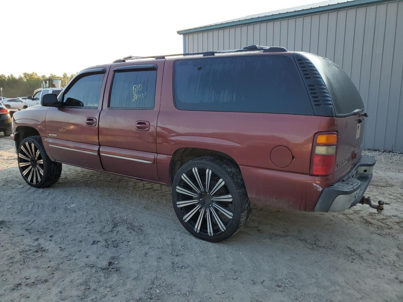 2000 Chevrolet Suburban C1500 - Image 2