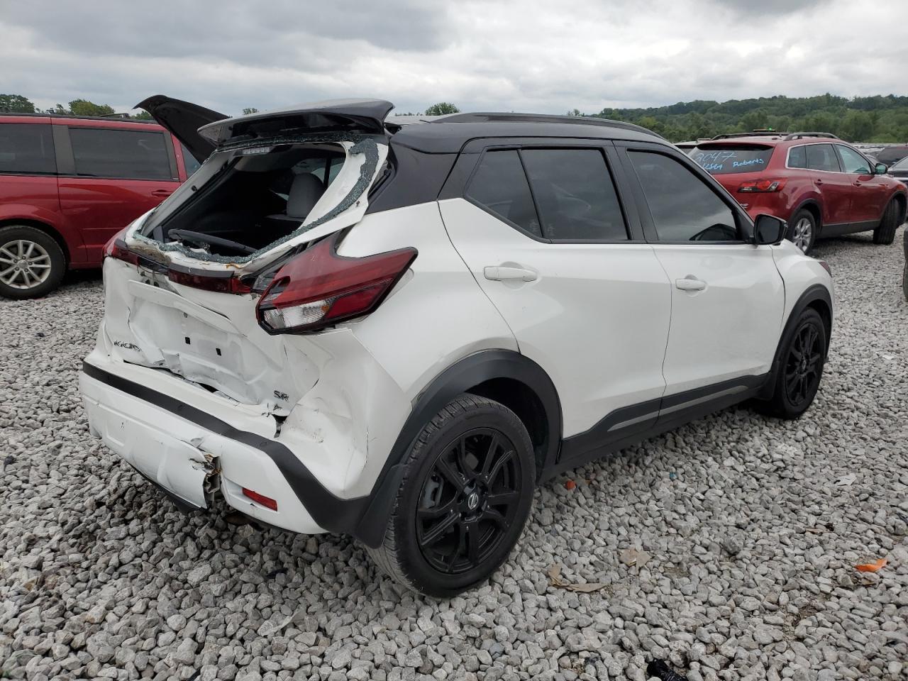 2021 Nissan Kicks Sr - Image 3