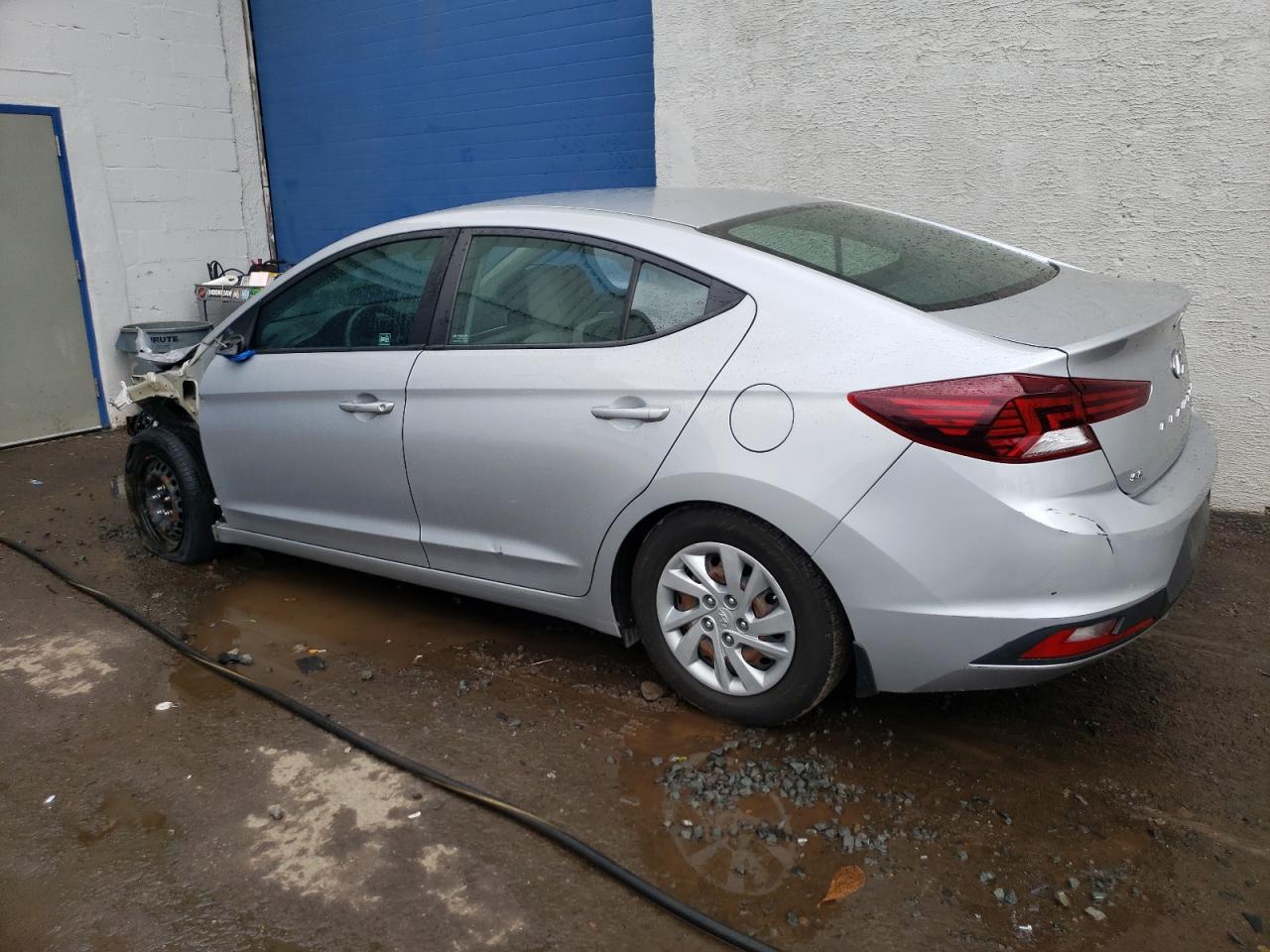 2020 Hyundai Elantra Se - Image 2