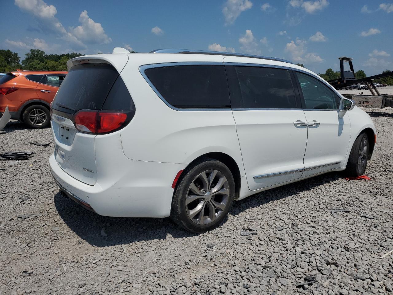 2017 Chrysler Pacifica Limited - Image 3
