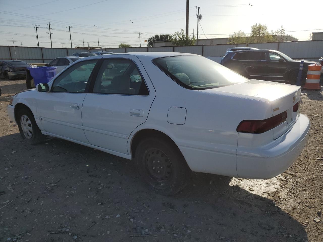 1999 Toyota Camry Le - Фото 2