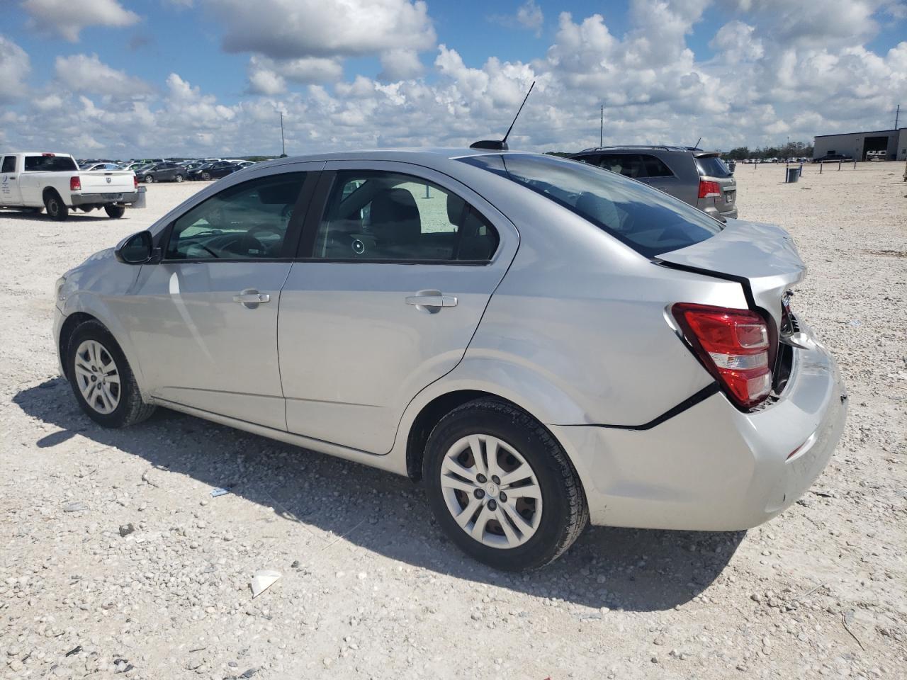 2017 Chevrolet Sonic Ls - Фото 2