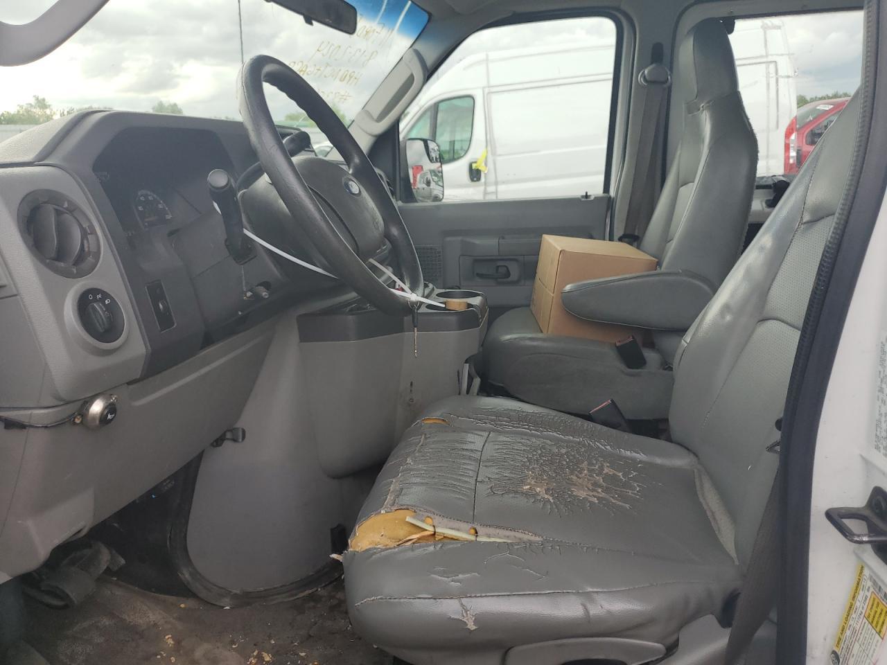2011 Ford Econoline E350 Super Duty Wagon - Фото 7