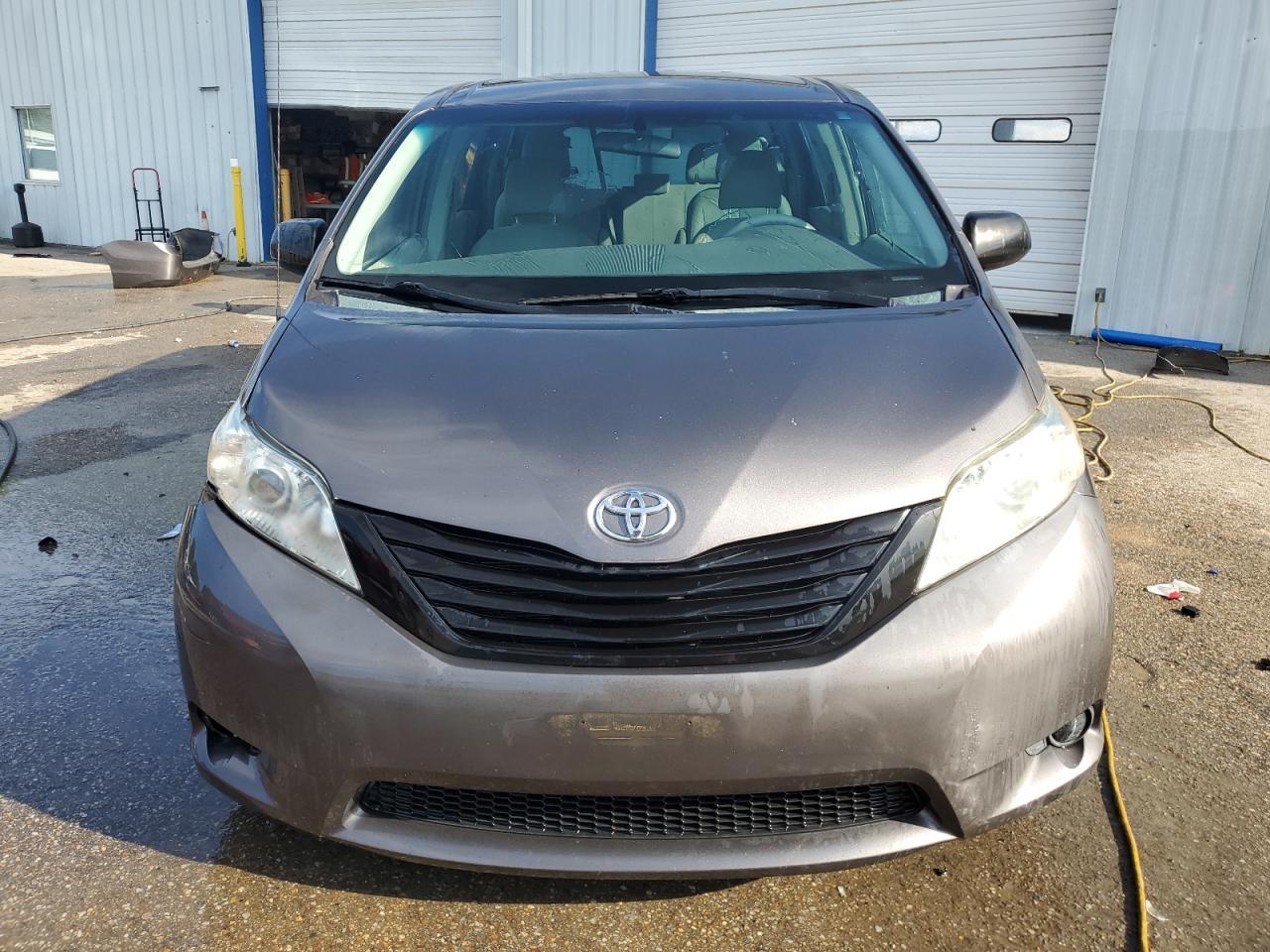 2013 Toyota Sienna L 7-Passenger - Фото 5