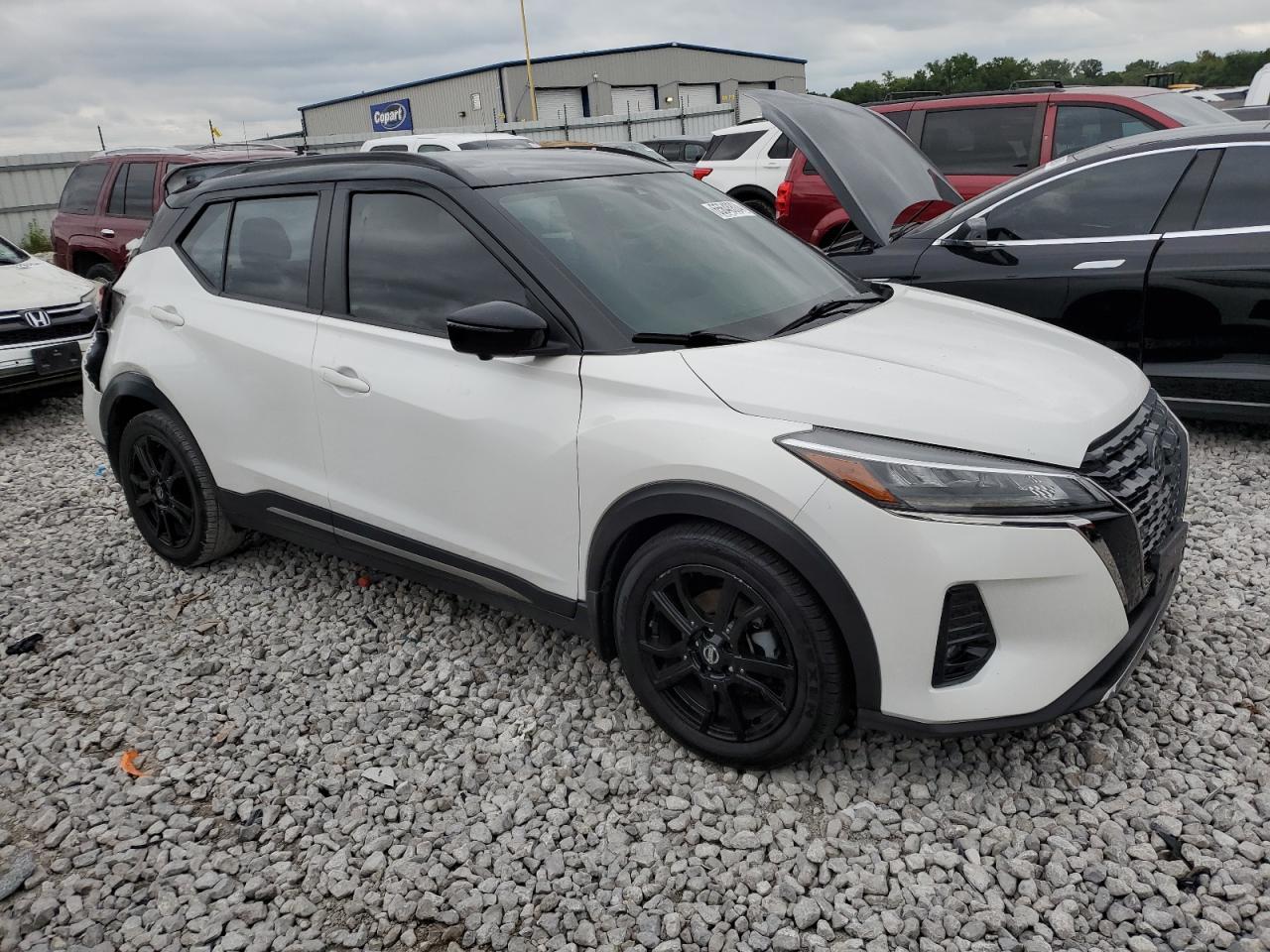 2021 Nissan Kicks Sr - Image 4